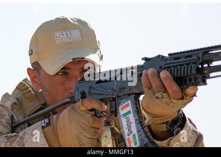 Un soldat peshmergas vise, à l'article position de tir au cours de formation au tir de pointe menée par les formateurs de l'armée italienne affecté à la 3e Régiment alpin au centre de coordination de la formation du Kurdistan près d'Erbil, Irak, 11 octobre 2017. L'KTCC est une combinaison d'un groupe de travail conjoint - Fonctionnement résoudre inhérent à renforcer les capacités des partenaires lieu consacre à la formation des forces des partenaires et renforcer leur efficacité sur le champ de bataille. Les GFIM-OIR est la Coalition mondiale pour vaincre ISIS en Iraq et en Syrie. (U.S. Photo de l'armée par le Sgt. Tracy McKithern) Banque D'Images