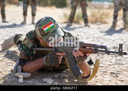 Un soldat peshmergas est en position de tir au cours de formation au tir avancé enseignés par des formateurs de l'armée italienne affecté à la 3e Régiment alpin au centre de coordination de la formation du Kurdistan près d'Erbil, Irak, 11 octobre 2017. L'KTCC est une combinaison d'un groupe de travail conjoint - Fonctionnement résoudre inhérent à renforcer les capacités des partenaires lieu consacre à la formation des forces des partenaires et renforcer leur efficacité sur le champ de bataille. Les GFIM-OIR est la Coalition mondiale pour vaincre ISIS en Iraq et en Syrie. (U.S. Photo de l'armée par le Sgt. Tracy McKithern) Banque D'Images