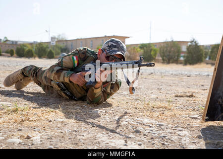 Un soldat peshmergas roule en position de tir au cours de formation au tir de pointe menée par les formateurs de l'armée italienne affecté à la 3e Régiment alpin au centre de coordination de la formation du Kurdistan près d'Erbil, Irak, 11 octobre 2017. L'KTCC est une combinaison d'un groupe de travail conjoint - Fonctionnement résoudre inhérent à renforcer les capacités des partenaires lieu consacre à la formation des forces des partenaires et renforcer leur efficacité sur le champ de bataille. Les GFIM-OIR est la Coalition mondiale pour vaincre ISIS en Iraq et en Syrie. (U.S. Photo de l'armée par le Sgt. Tracy McKithern) Banque D'Images