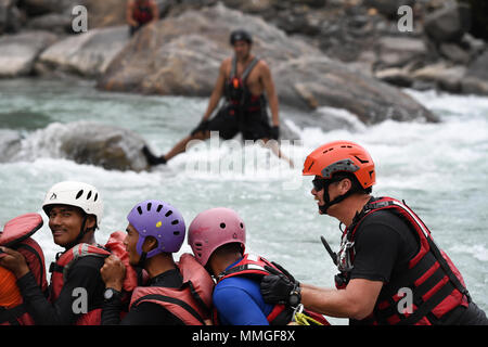 Une 320e de l'US Air Force Special Tactics Squadron pararescueman conserve Mahabir népalais Rangers tout en menant différentes techniques de sauvetage en eau 25 octobre 2017, à Pokhara, au Népal. Ongle en teck est un exercice conjoint annuel combiné de formation, d'échange entre 320M et DART népalais en mettant l'accent sur le développement des capacités de recherche et de sauvetage et l'amélioration de l'interopérabilité. (U.S. Photo de l'Armée de l'air par le sergent. Sandra Welch) Banque D'Images