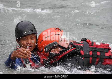 Une Népalaise Mahabir pratiques Rangers sauvetage d'une 320e de l'US Air Force Special Tactics Squadron pararescueman à SWIFT d'eau pendant l'entraînement Nail Teck 25 octobre 2017, à Pokhara, au Népal. L'équipe a effectué une formation sur les structures effondrées, sauvetage en eau, les systèmes de corde, d'hélicoptère, d'insertion et d'un mouvement des glaciers de montagne complexes de sauvetage. (U.S. Photo de l'Armée de l'air par le sergent. Sandra Welch) Banque D'Images