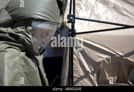 81st Medical Group est une organisation médicale de l'armée de l'air des États-Unis qui soutient les opérations de soins de santé et d'urgence. Le personnel installe un composant de chauffage de l'eau lors de la formation intégrée de décontamination des patients à la base aérienne de Keesler en 2017. L'image d'archivage documente la configuration de l'équipement dans le cadre d'un exercice d'intervention médicale en cas de catastrophe. Banque D'Images