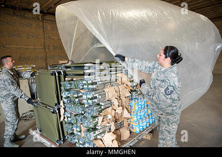 Le sergent-chef. Angie Hall, 434e Escadron de préparation logistique Technicien de préparation au combat, et le sergent-chef. Adam Oswalt, 434e rl responsable de formation, placer des feuilles de plastique sur le dessus du fret à Grissom Air Reserve Base, Ind., le 11 septembre 2017. La palette de fret est en cours de préparation pour l'expédition en Floride dans le cadre de l'Ouragan Irma les efforts de secours. (U.S. Air Force photo/Douglas Hays) Banque D'Images