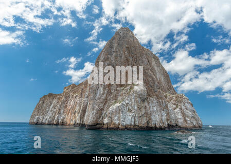 Kicker Rock, également connu sous le nom de Leon Dormido, une pile de mer volcanique populaire avec les plongeurs et les plongeurs, au large de la côte de l'île de Galapagos San Cristob Banque D'Images