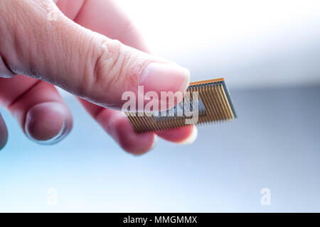 Cyber technologie concept électronique. puce de microprocesseur cpu dans la main Banque D'Images