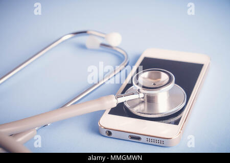 Matériel médical stéthoscope et mobile avec effet de filtre style vintage retro Banque D'Images