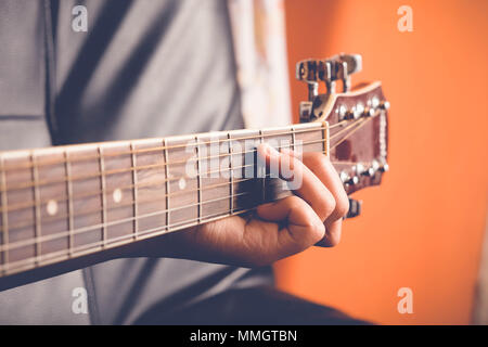 Woman's hands playing acoustic guitar avec effet de filtre style vintage retro Banque D'Images