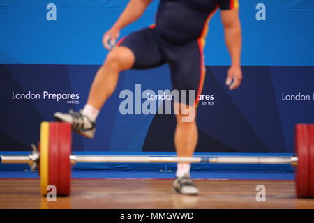 Juan Jose Navarro de l'Espagne participe à la Men's 94kg groupe un programme de levage de poids au cours de la London Olympic Test Event 2012 se prépare à l'ExCel Arena, London 10 Décembre 2011 Banque D'Images