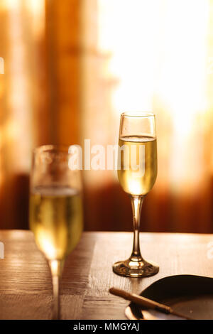 Flûtes remplies de prosecco pétillant, dans un restaurant à Conegliano. Prosecco est un vin mousseux blanc cultivé et produit à Valdobbiadene Banque D'Images