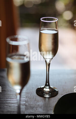 Flûtes remplies de prosecco pétillant, dans un restaurant à Conegliano. Prosecco est un vin mousseux blanc cultivé et produit à Valdobbiadene Banque D'Images