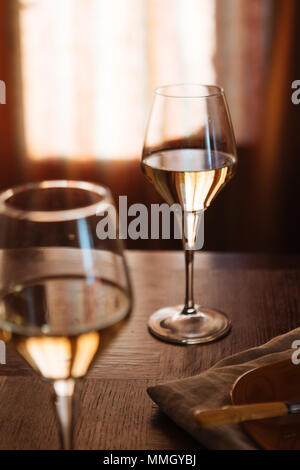 Flûtes remplies de prosecco pétillant, dans un restaurant à Conegliano. Prosecco est un vin mousseux blanc cultivé et produit à Valdobbiadene Banque D'Images