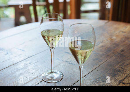 Flûtes remplies de prosecco pétillant, dans un restaurant à Conegliano. Prosecco est un vin mousseux blanc cultivé et produit dans Valdobbiadene-Cone Banque D'Images