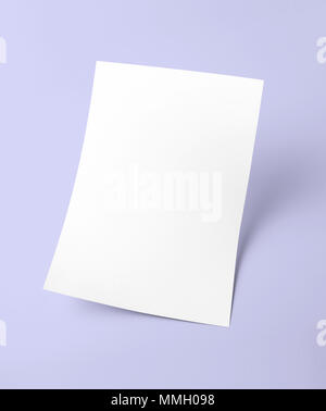 Le modèle papier document vierge blanc avec fond violet Banque D'Images