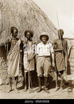 . Kazimierz Nowak among African wariors. La photo prise par Kazimierz Nowak (1897-1937, l'auteur est sur la photo, prise probablement par un retardateur) lors de son voyage en Afrique - un voyageur polonais, correspondant et photographe. Probablement le premier homme dans le monde qui ont traversé l'Afrique du Nord au Sud et du sud au nord (de 1931 à 1936 ; à pied, à vélo et en canoë). . Vers sur 1931-36. probablement Kazimierz Nowak ou d'un auteur inconnu 42 Among African wariors Banque D'Images