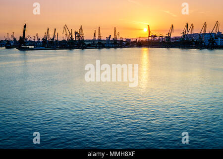 Port de commerce de la ville de Varna, Bulgarie au coucher du soleil Banque D'Images