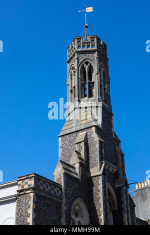 Une vue sur la tour de l'église Holy Trinity, historique, situé sur Ship Street dans la ville de Brighton, Sussex, UK. Banque D'Images