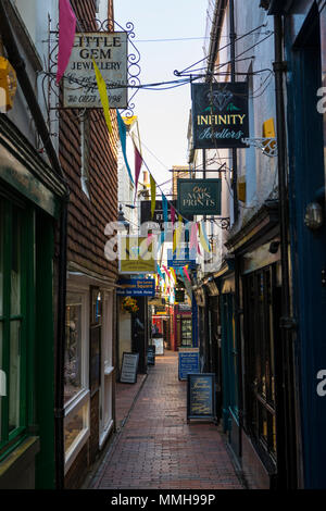 BRIGHTON, UK - 4 mai 2018 : une vue vers le bas l'une des rues étroites de la voie dans le quartier historique de la ville de Brighton, dans le Sussex, Royaume-Uni, le 4 Banque D'Images