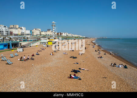 BRIGHTON, UK - 4 mai 2018 : une vue sur le front de mer et plage de galets à Brighton, Sussex, UK, le 4 mai 2018. Banque D'Images