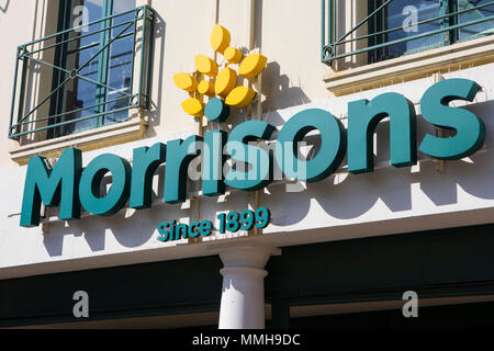 BRIGHTON, UK - 4 mai 2018 : Le logo Morrisons au-dessus de l'entrée de leur magasin à Brighton, Royaume-Uni, le 4 mai 2018. Banque D'Images