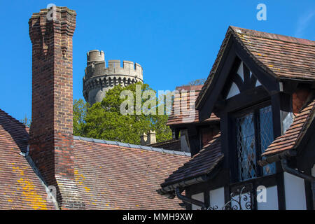 L'une des tourelles du château d'Arundel poussant sur le haut de la ville dans la ville d'Arundel dans le West Sussex, Royaume-Uni. Banque D'Images