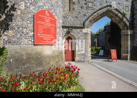 ARUNDEL, UK - 5 mai 2018 : l'entrée principale dans le château d'Arundel historique dans la ville d'Arundel dans le West Sussex, Royaume-Uni, le 5 mai 2018. Banque D'Images