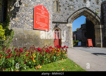 ARUNDEL, UK - 5 mai 2018 : l'entrée principale dans le château d'Arundel historique dans la ville d'Arundel dans le West Sussex, Royaume-Uni, le 5 mai 2018. Banque D'Images