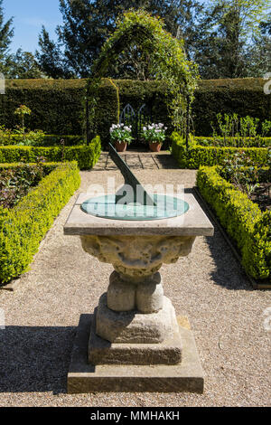 ARUNDEL, UK - 5 mai 2018 : un cadran solaire dans les jardins du château d'Arundel dans le West Sussex, Royaume-Uni, le 5 mai 2018. Banque D'Images