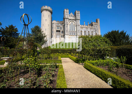 Le magnifique château d'Arundel, vue des superbes jardins dans le parc du château, à Arundel, West Sussex, UK. Banque D'Images