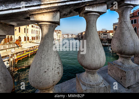 Venise, Italie - 02 janvier 2018 : Le Grand Canal vu à travers le pont parapet Banque D'Images