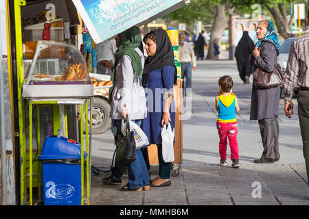 SHIRAZ, IRAN - 25 avril 2015 : non identifie les femmes iraniennes acheter des bonbons dans une boulangerie dans la rue dans le centre de Shiraz, Iran Banque D'Images