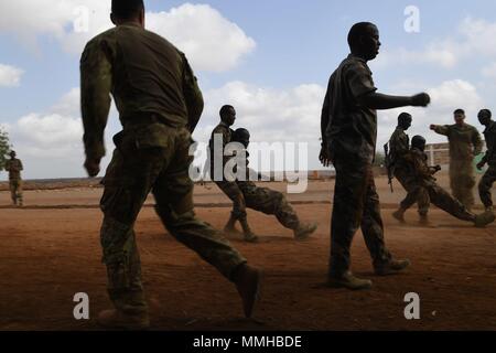 Les membres de l'Armée de Djibouti (FAD) Démontrer les soins aux blessés au combat techniques pendant la formation bataillon d'intervention rapide à Djibouti le 10 mai 2018, 10 mai 2018. Les membres de la côte sur une période de cinq semaines de cours couvrant combatives, d'armes, et de combattre en sauvetage. (U.S. Air Force photo par un membre de la 1re classe Haley D. Phillips). () Banque D'Images