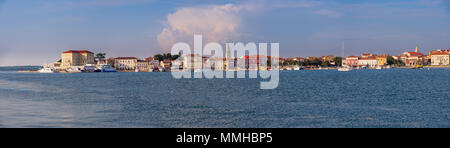 Historic ville de Porec, Istrie, Croatie comme vu de la mer et l'île de Sveti Nikola, Panorama XXL Banque D'Images