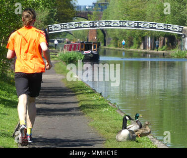 Piscine en plein air au bord du canal de Birmingham runner Banque D'Images