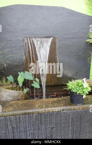 L'homme a fait l'eau des fontaines pour décoration de jardin Banque D'Images