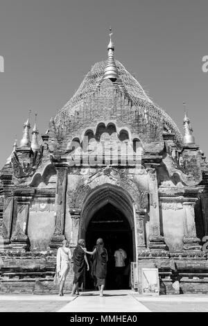 Bagan, Myanmar, 28 Décembre 2017 : visite d'un temple bouddhiste de novices à Bagan, Myanmar Banque D'Images