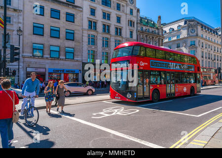 Mai 05, 2018 LONDRES : bus à impériale rouge emblématique à Trafalgar Square, une place publique dans la ville de Westminster au centre de Londres. La région est populaire Banque D'Images