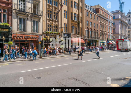 Mai 05, 2018 LONDRES : Street View de la Whitehall. La rue est bordée de nombreux départements et ministères et est reconnu comme le centre de la Banque D'Images