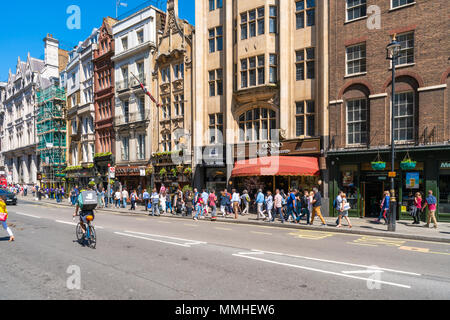 Mai 05, 2018 LONDRES : Street View de la Whitehall. La rue est bordée de nombreux départements et ministères et est reconnu comme le centre de la Banque D'Images