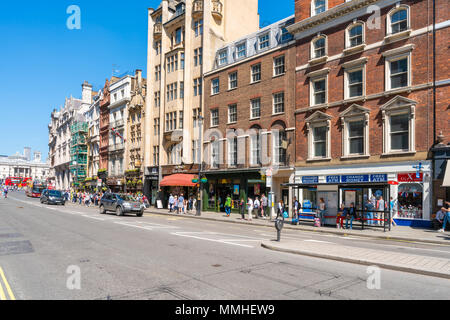 Mai 05, 2018 LONDRES : Street View de la Whitehall. La rue est bordée de nombreux départements et ministères et est reconnu comme le centre de la Banque D'Images