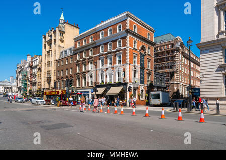 Mai 05, 2018 LONDRES : Street View de la Whitehall. La rue est bordée de nombreux départements et ministères et est reconnu comme le centre de la Banque D'Images