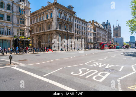 Mai 05, 2018 LONDRES : Street View de Parliament Street, le prolongement sud de Whitehall à Londres, menant à la place du Parlement et le Parlement européen Banque D'Images