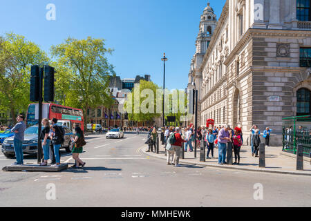 Mai 05, 2018 LONDRES : le trafic important à l'angle de la rue Great George Street, le Parlement et le prolongement sud de Whitehall à Londres, ce qui t Banque D'Images