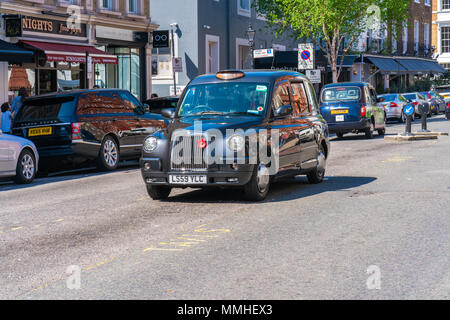 Mai 05, 2018 LONDRES : l'emblématique taxi noir de Londres en stationnement sur une rue de Knightsbridge, Londres.La traditionnelle des taxis sont des véhicules spécialement aménagés Banque D'Images