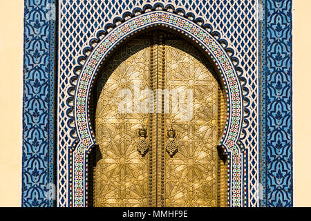 Porte en laiton et mosaïque zellige carrelage à motifs floraux sur porte de bâtiment traditionnel marocain Banque D'Images