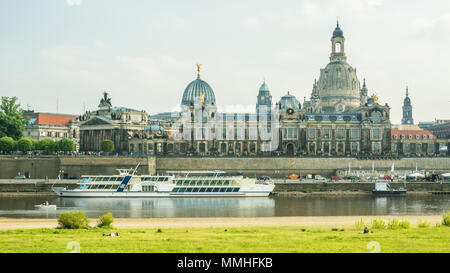 Dresde et l'Elbe, en Allemagne, avec le dôme de l'église de Notre-Dame (Frauenkirche) droite. Terrasse de Brühl aka Balcon de l'Europe peut être vu. Banque D'Images