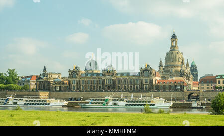 Dresde et l'Elbe, en Allemagne, avec le dôme de l'église de Notre-Dame (Frauenkirche) droite. Terrasse de Brühl aka Balcon de l'Europe peut être vu. Banque D'Images