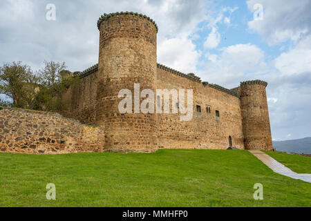 Façade principale du château de la ville de El Barco ou Valdecorneja château construit au 12ème siècle et reconstruite au xve siècle. Community Banque D'Images