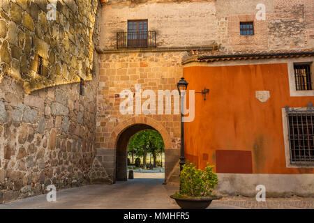 Entrée de la ville fortifiée d'Avila et vieux balcon d'une maison construite sur le mur. Espagne Banque D'Images