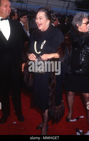 BURBANK, CA - JUIN 02 : L'actrice Yvonne DeCarlo assister à Warner Bros. Studio événement Inauguration à Warner Bros Studios le 2 juin 1990 à Burbank, Californie. Photo de Barry King/Alamy Stock Photo Banque D'Images