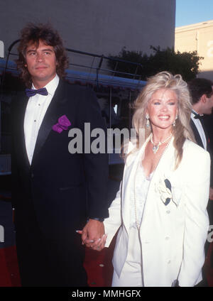 BURBANK, CA - 02 juin : (L-R), Charles Taylor et l'actrice Connie Stevens et assister à des événements de réinauguration studio Warner Bros. à Warner Bros Studios le 2 juin 1990 à Burbank, Californie. Photo de Barry King/Alamy Stock Photo Banque D'Images